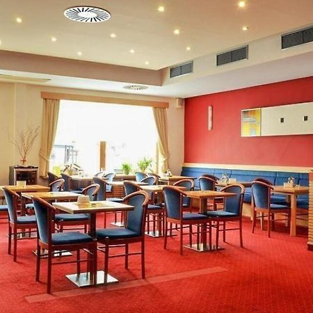 Hotel Slovan Есеник Экстерьер фото