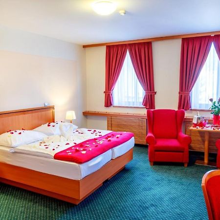 Hotel Slovan Есеник Экстерьер фото