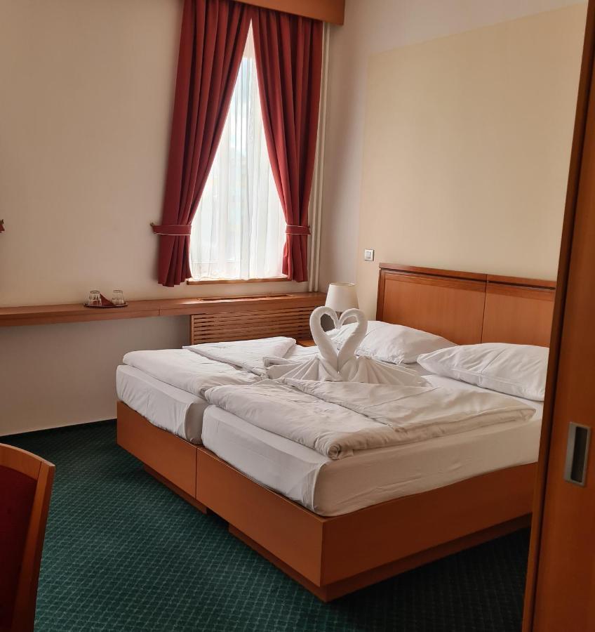Hotel Slovan Есеник Экстерьер фото