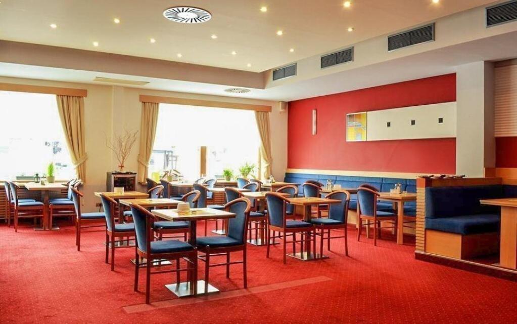Hotel Slovan Есеник Экстерьер фото