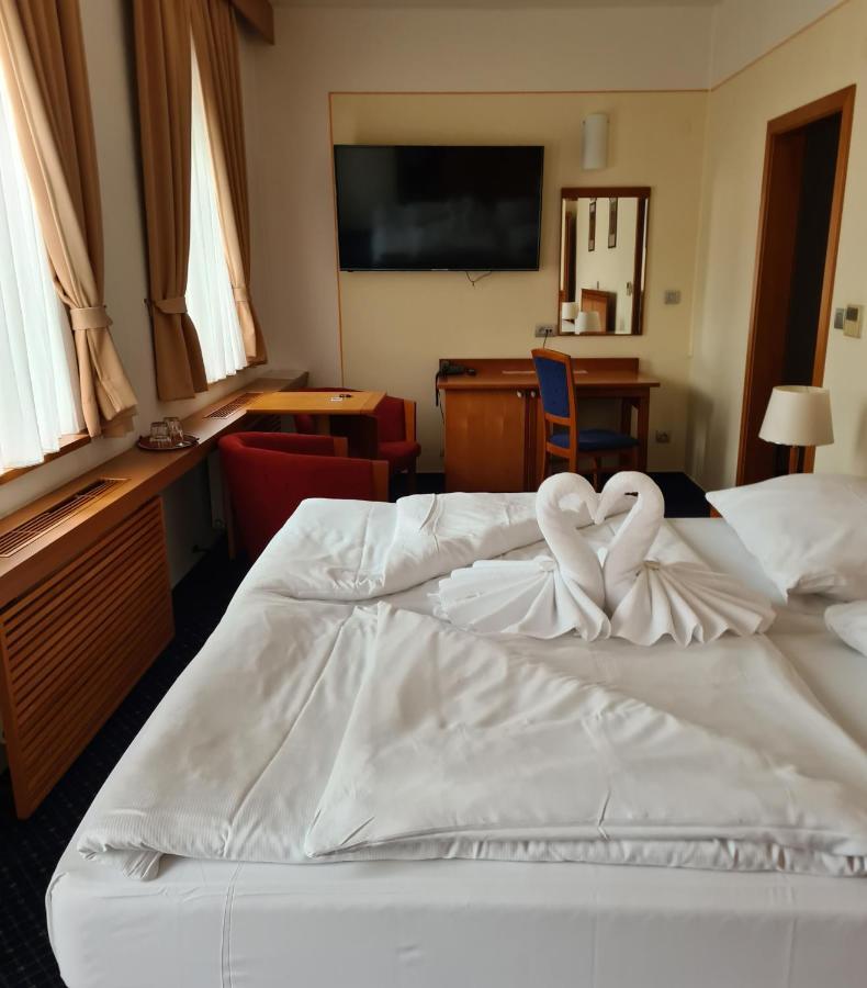 Hotel Slovan Есеник Экстерьер фото