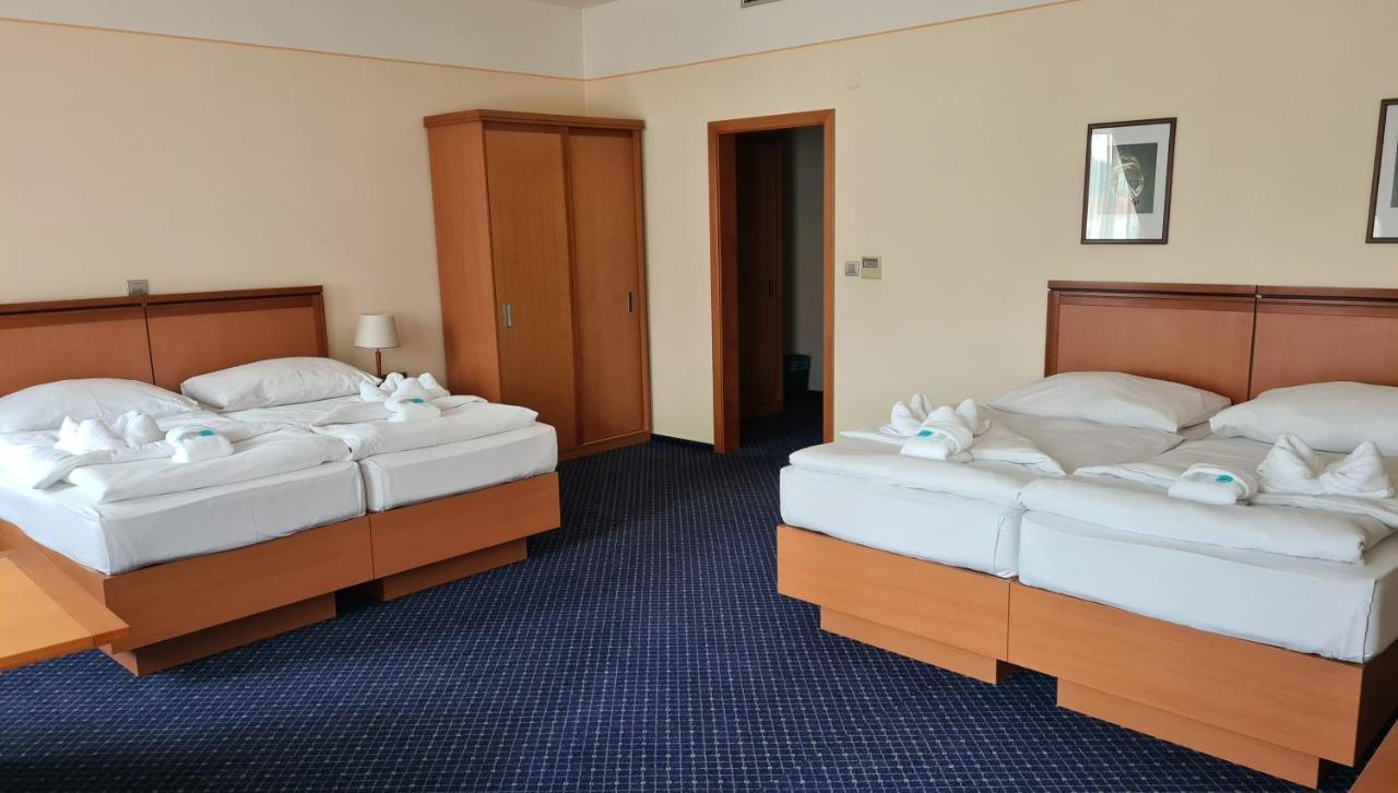 Hotel Slovan Есеник Экстерьер фото