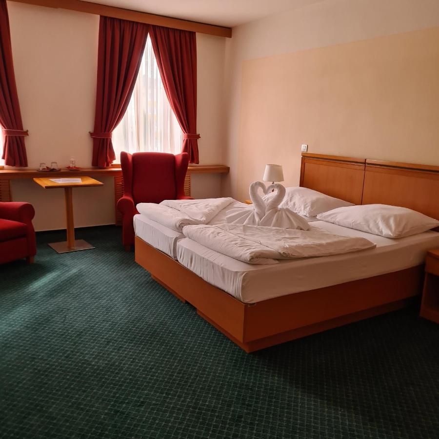 Hotel Slovan Есеник Экстерьер фото