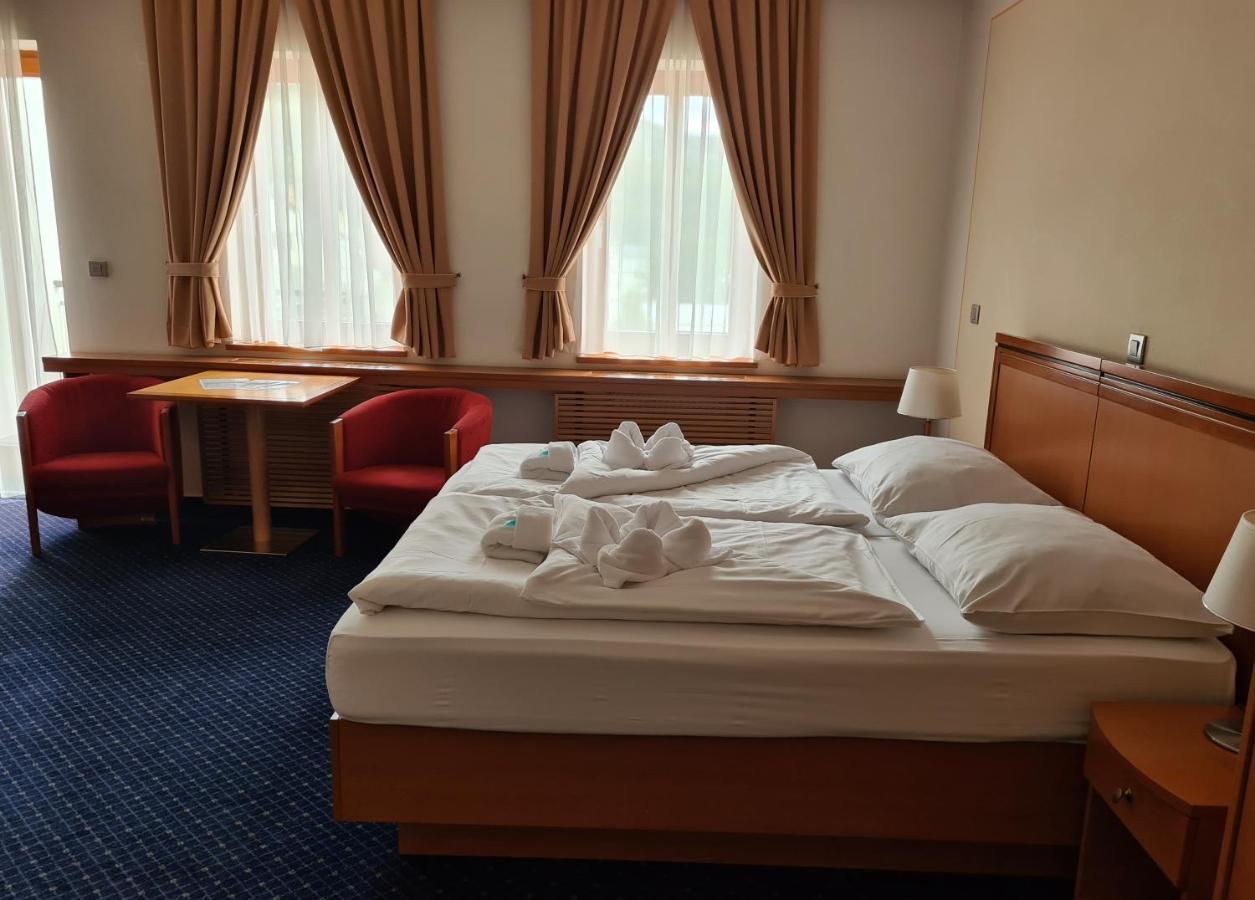 Hotel Slovan Есеник Экстерьер фото