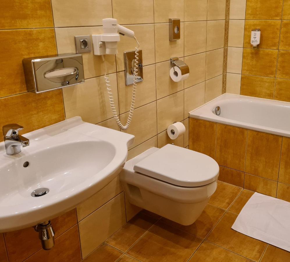 Hotel Slovan Есеник Экстерьер фото