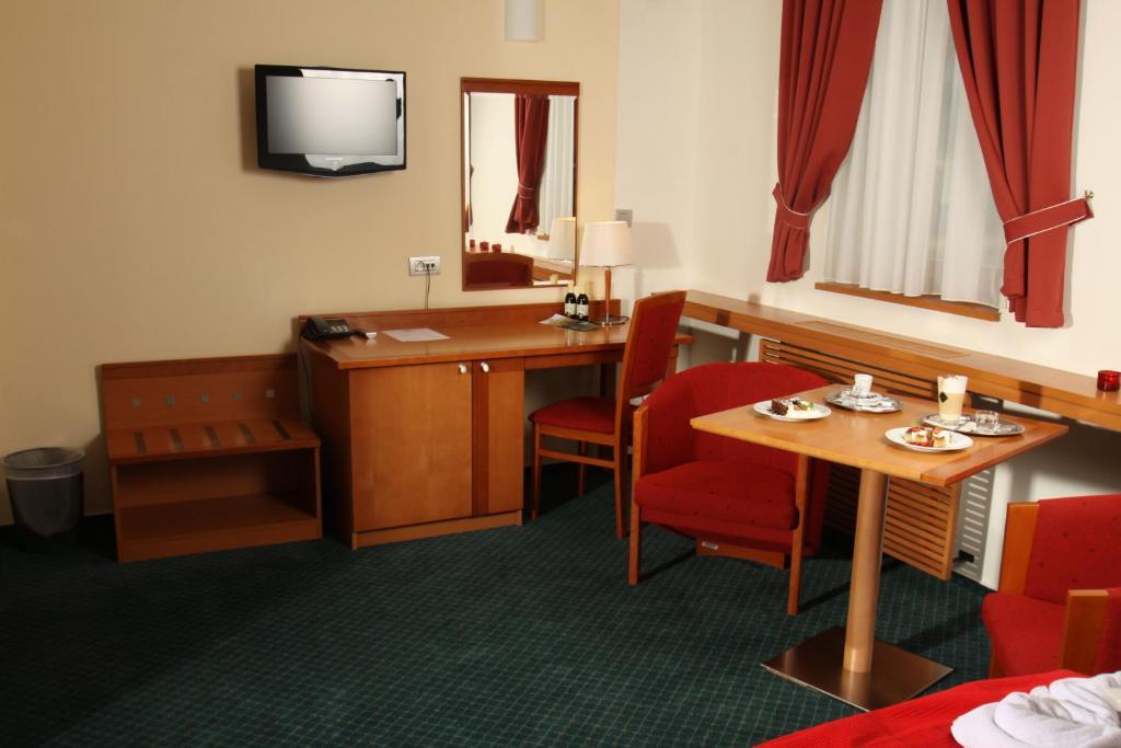 Hotel Slovan Есеник Номер фото
