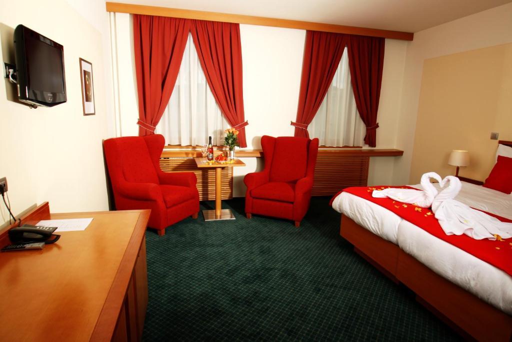 Hotel Slovan Есеник Экстерьер фото