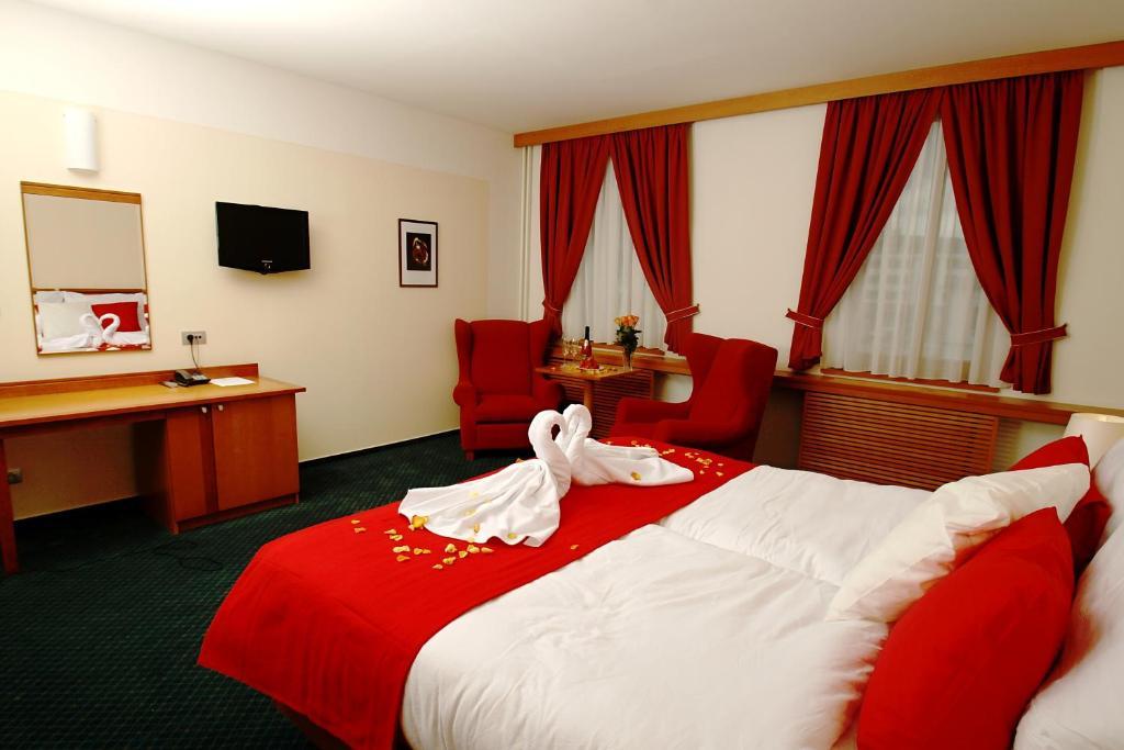 Hotel Slovan Есеник Экстерьер фото