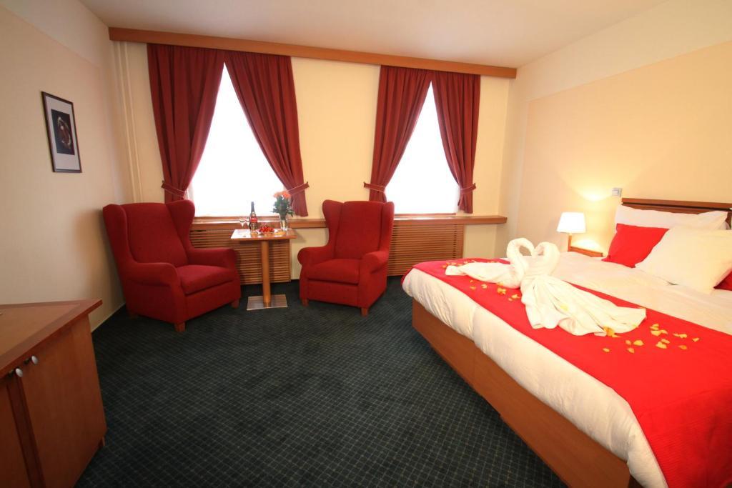 Hotel Slovan Есеник Экстерьер фото