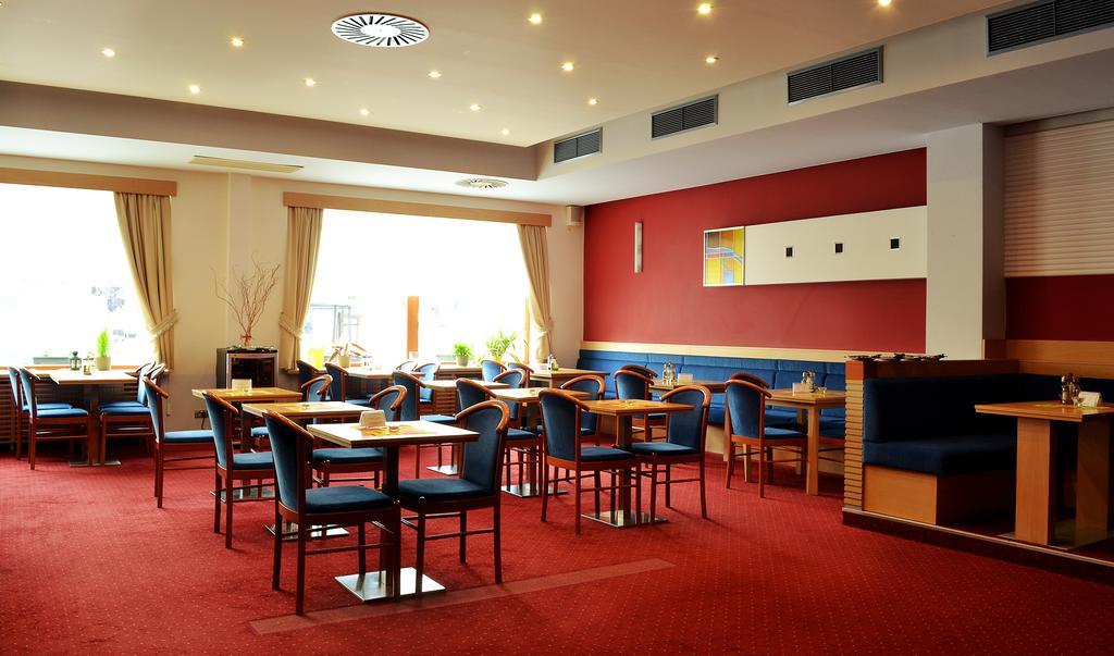Hotel Slovan Есеник Экстерьер фото