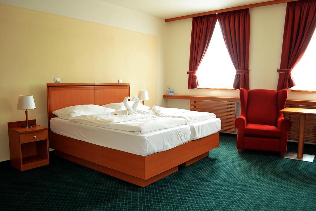 Hotel Slovan Есеник Экстерьер фото