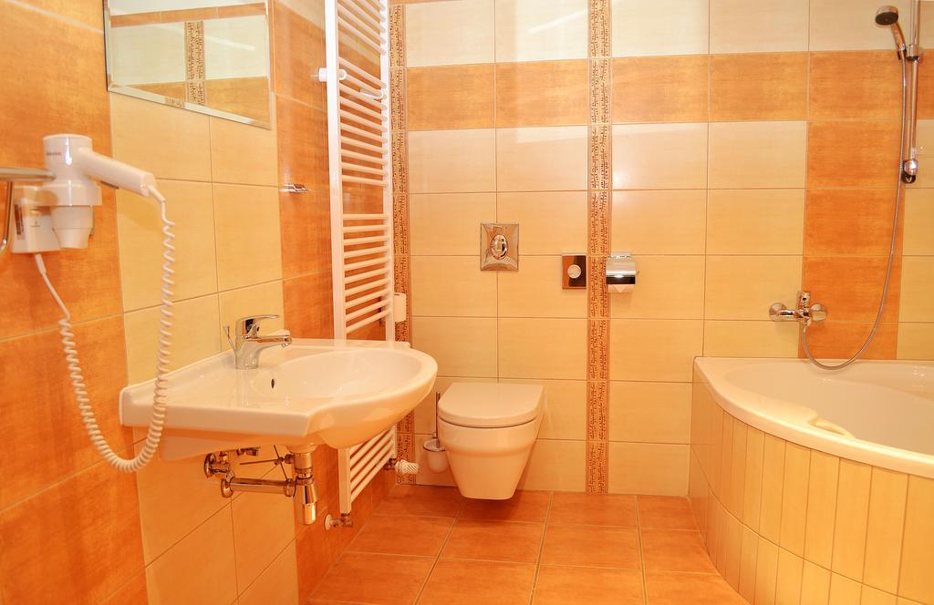 Hotel Slovan Есеник Экстерьер фото
